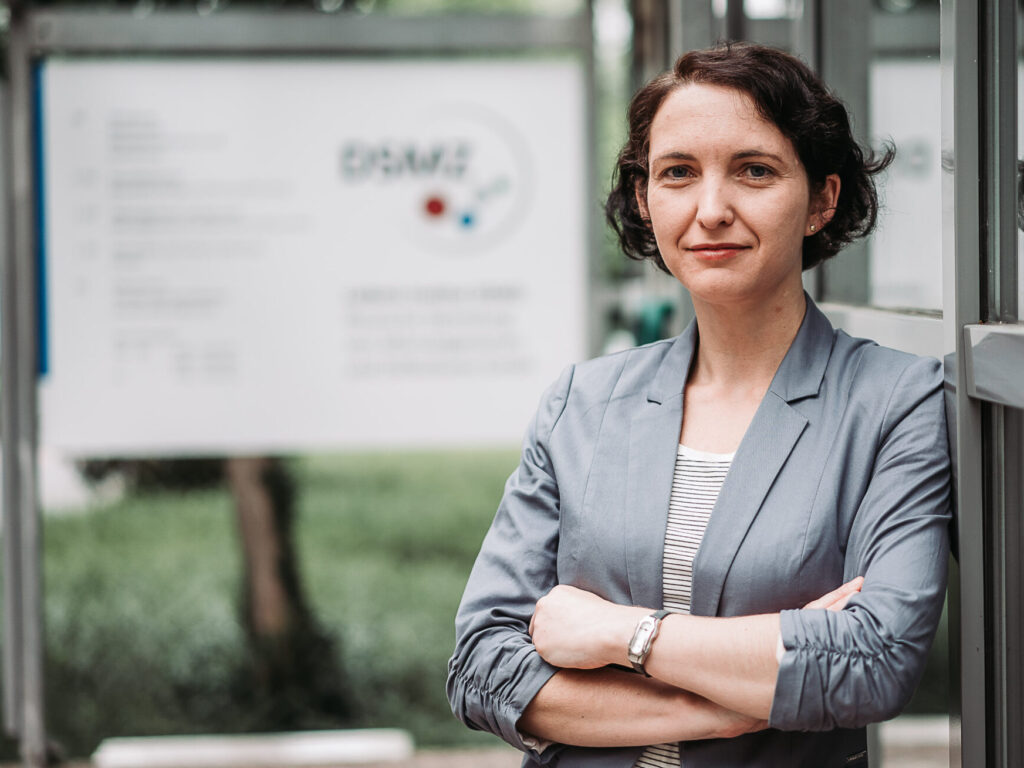 Foto: Porträt von Mikrobiologin Professorin Dr. Yvonne Mast vom Leibniz-Institut DSMZ - Deutsche Sammlung von Mikroorganismen und Zellkulturen in Braunschweig. Foto Credits: DSMZ